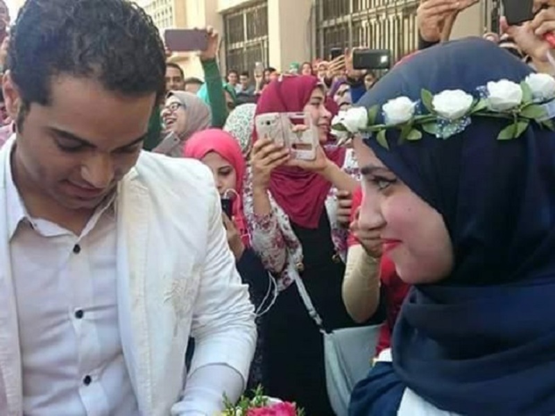 صور عاشق يطلب يد حبيبته في جامعة الزقازيق بطريقة رومانسية ولكن النهاية غير سعيدة